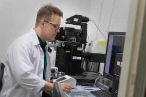 2023.03.28 Damian Patryk Izbicki WBiNŚ biotechnologia, fot. Agnieszka Sakowicz-Stasiulewicz_PB (2)