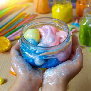 Firefly Warsztaty dla dzieci, glutek, slime, kolorowy, masa plastyczna w dłoniach 49316