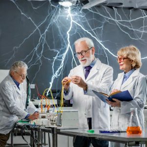 Firefly prąd, elektrostatyka, elektroliza, człowiek z naelektryzowanymi włosami, seniorzy kobieta i