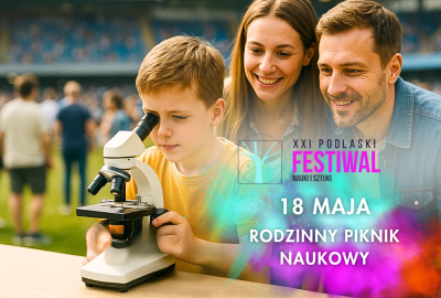 Rodzice z dzieckiem zaglądają do mikroskopu. Napis Rodzinny Piknik Naukowy