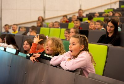 Dzieci szkolne z przejęciem oglądające pokaz