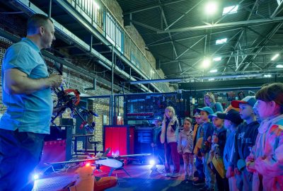 grupa dzieci podczas zajęć na hali wydziału Mechanicznego